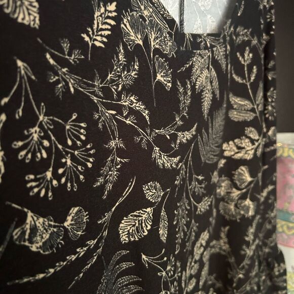 2 Dye 4 Chic Long Sleeve Black and Gold Floral Dress - Picture 12 of 16